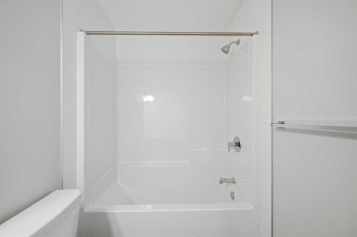 46 Waterford Mews, Chestermere, AB - Indoor Photo Showing Bathroom