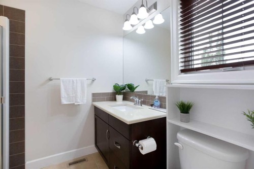 1575 Windstone Road Sw, Airdrie, AB - Indoor Photo Showing Bathroom