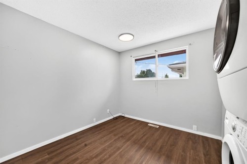 7964 Huntington Road Ne, Calgary, AB - Indoor Photo Showing Other Room