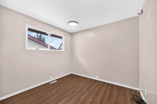 7964 Huntington Road Ne, Calgary, AB - Indoor Photo Showing Other Room