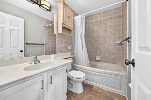 7964 Huntington Road Ne, Calgary, AB - Indoor Photo Showing Bathroom
