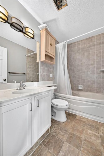 7964 Huntington Road Ne, Calgary, AB - Indoor Photo Showing Bathroom