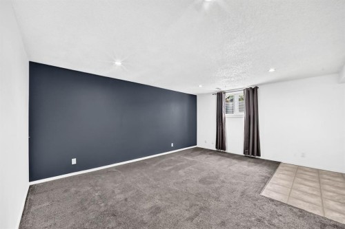 7964 Huntington Road Ne, Calgary, AB - Indoor Photo Showing Other Room