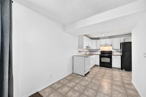 7964 Huntington Road Ne, Calgary, AB - Indoor Photo Showing Kitchen