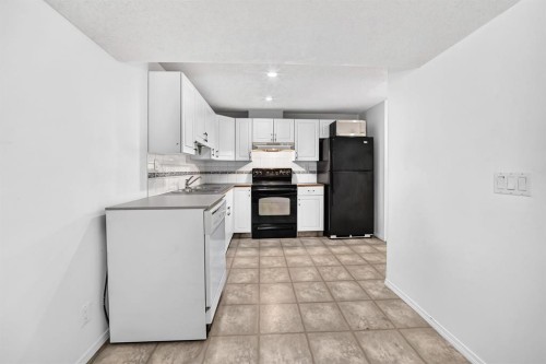7964 Huntington Road Ne, Calgary, AB - Indoor Photo Showing Kitchen