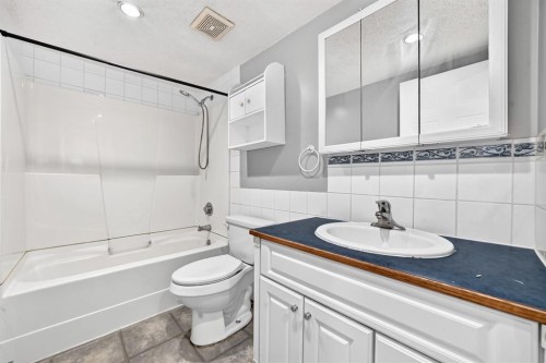 7964 Huntington Road Ne, Calgary, AB - Indoor Photo Showing Bathroom
