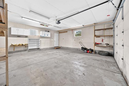 7964 Huntington Road Ne, Calgary, AB - Indoor Photo Showing Garage