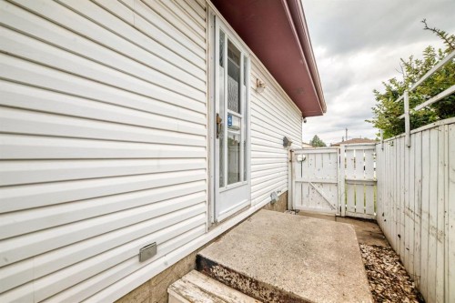 7964 Huntington Road Ne, Calgary, AB - Outdoor With Exterior