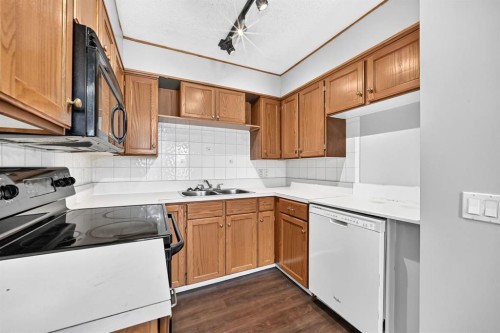7964 Huntington Road Ne, Calgary, AB - Indoor Photo Showing Kitchen With Double Sink