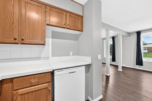 7964 Huntington Road Ne, Calgary, AB - Indoor Photo Showing Kitchen