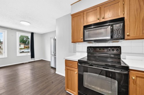 7964 Huntington Road Ne, Calgary, AB - Indoor Photo Showing Kitchen