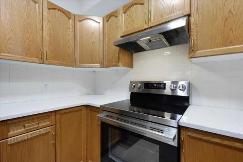 202-4512 52 Avenue, Red Deer, AB - Indoor Photo Showing Kitchen