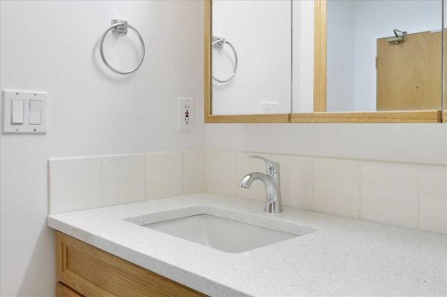 202-4512 52 Avenue, Red Deer, AB - Indoor Photo Showing Bathroom