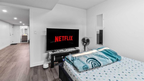 87 Corner Meadows Grove Ne, Calgary, AB - Indoor Photo Showing Bedroom