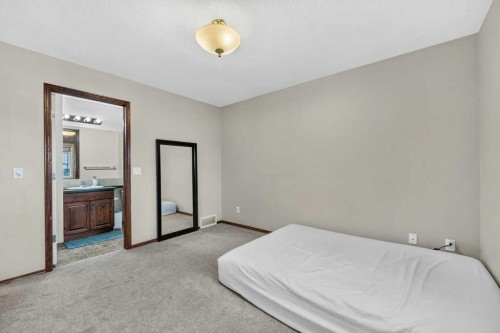 88 Everglen Rise Sw, Calgary, AB - Indoor Photo Showing Bedroom