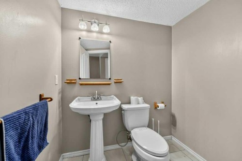 88 Everglen Rise Sw, Calgary, AB - Indoor Photo Showing Bathroom