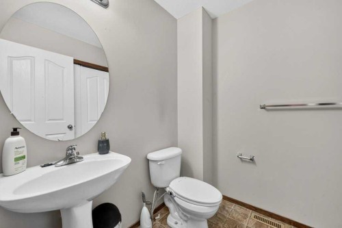 88 Everglen Rise Sw, Calgary, AB - Indoor Photo Showing Bathroom