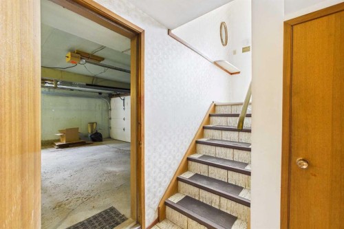 2012 Urbana Road Nw, Calgary, AB - Indoor Photo Showing Other Room