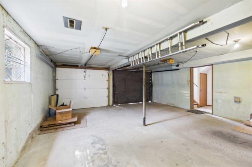 2012 Urbana Road Nw, Calgary, AB - Indoor Photo Showing Garage