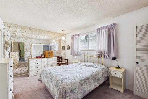 2012 Urbana Road Nw, Calgary, AB - Indoor Photo Showing Bedroom