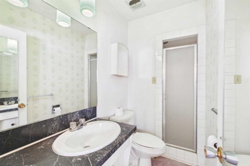2012 Urbana Road Nw, Calgary, AB - Indoor Photo Showing Bathroom