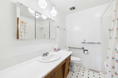 2012 Urbana Road Nw, Calgary, AB - Indoor Photo Showing Bathroom