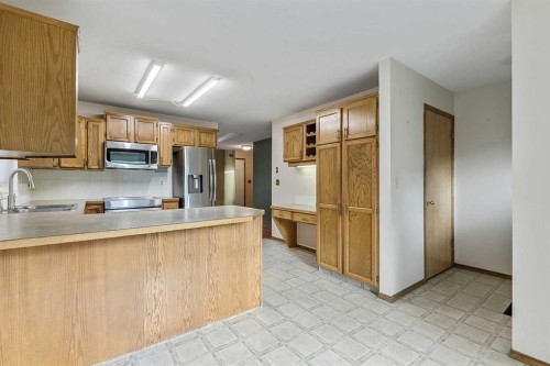 25 Downey Road, Okotoks, AB - Indoor Photo Showing Kitchen
