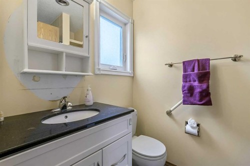 25 Downey Road, Okotoks, AB - Indoor Photo Showing Bathroom