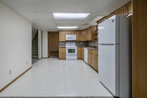 25 Downey Road, Okotoks, AB - Indoor Photo Showing Kitchen