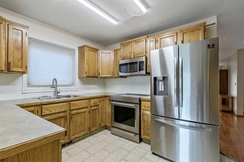 25 Downey Road, Okotoks, AB - Indoor Photo Showing Kitchen With Double Sink