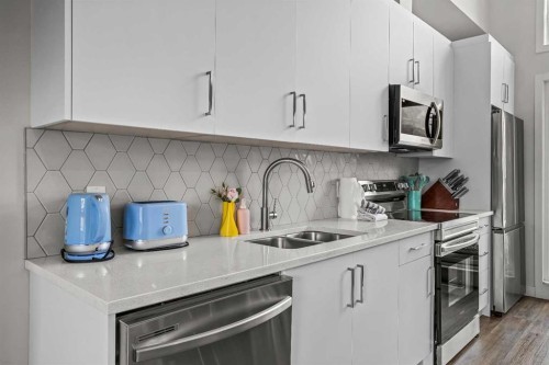 207-105 Kananaskis Way, Canmore, AB - Indoor Photo Showing Kitchen With Double Sink With Upgraded Kitchen