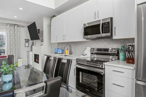 207-105 Kananaskis Way, Canmore, AB - Indoor Photo Showing Kitchen With Upgraded Kitchen
