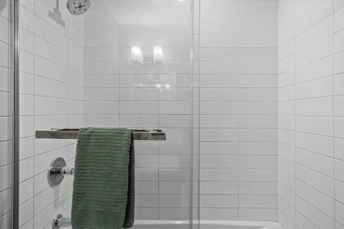 207-105 Kananaskis Way, Canmore, AB - Indoor Photo Showing Bathroom