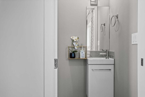 207-105 Kananaskis Way, Canmore, AB - Indoor Photo Showing Bathroom