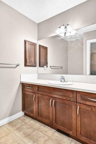 129-308 11 Avenue, High River, AB - Indoor Photo Showing Bathroom