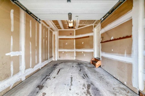 129-308 11 Avenue, High River, AB - Indoor Photo Showing Garage