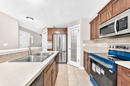 129-308 11 Avenue, High River, AB - Indoor Photo Showing Kitchen With Double Sink With Upgraded Kitchen