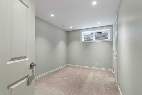 126 Chapman Close Se, Calgary, AB - Indoor