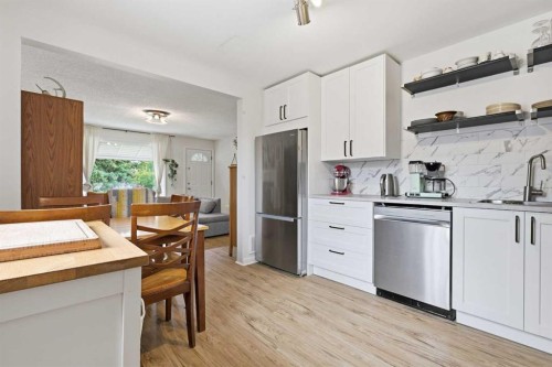 636 55 Avenue Sw, Calgary, AB - Indoor Photo Showing Kitchen