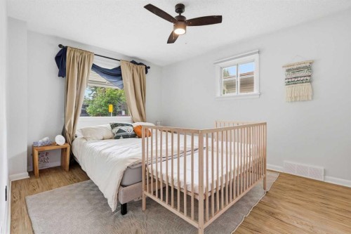 636 55 Avenue Sw, Calgary, AB - Indoor Photo Showing Bedroom