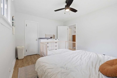 636 55 Avenue Sw, Calgary, AB - Indoor Photo Showing Bedroom