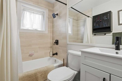 636 55 Avenue Sw, Calgary, AB - Indoor Photo Showing Bathroom