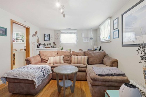 636 55 Avenue Sw, Calgary, AB - Indoor Photo Showing Living Room