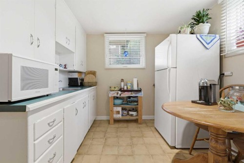 636 55 Avenue Sw, Calgary, AB - Indoor Photo Showing Other Room