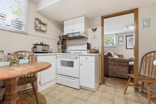 636 55 Avenue Sw, Calgary, AB - Indoor Photo Showing Kitchen