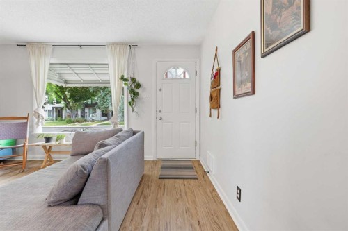 636 55 Avenue Sw, Calgary, AB - Indoor Photo Showing Other Room