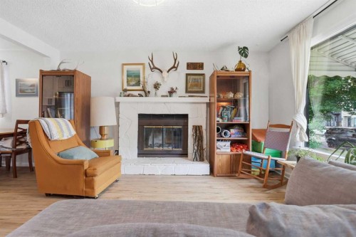 636 55 Avenue Sw, Calgary, AB - Indoor Photo Showing Living Room With Fireplace