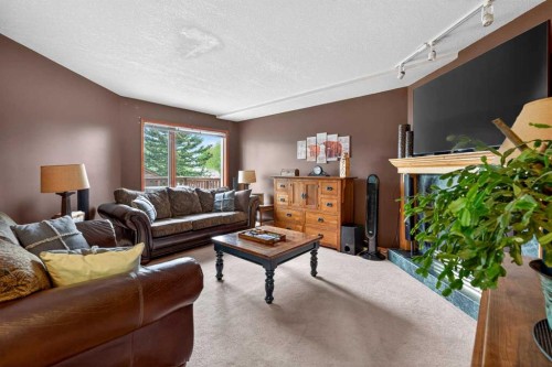 148 Sierra Madre Crescent Sw, Calgary, AB - Indoor Photo Showing Living Room