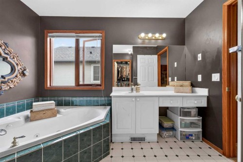 148 Sierra Madre Crescent Sw, Calgary, AB - Indoor Photo Showing Bathroom