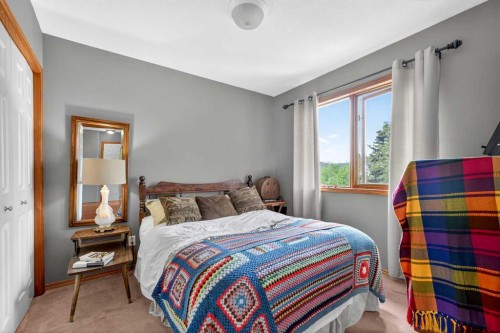 148 Sierra Madre Crescent Sw, Calgary, AB - Indoor Photo Showing Bedroom
